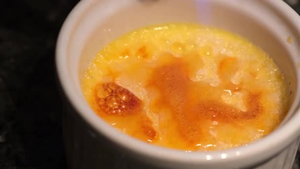 Сжечь Часть Французского Десертного Крема Брюле Тесном — стоковое видео