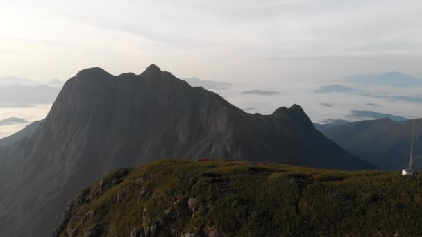 Alte Montagne Tropicali Della Foresta Pluviale Brasiliana Con Escursionisti Cima — Video Stock