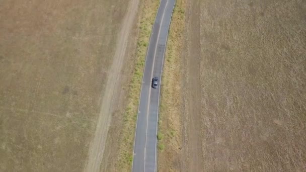 Drohnenaufnahmen Bewegen Sich Die Landstraße Hinunter Und Neigen Sich Langsam — Stockvideo