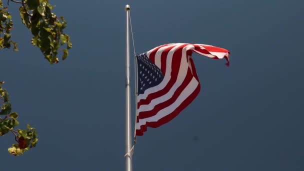 1080P Slow Motion Grote Amerikaanse Vlag Halve Mast Zwaaiend Wind — Stockvideo