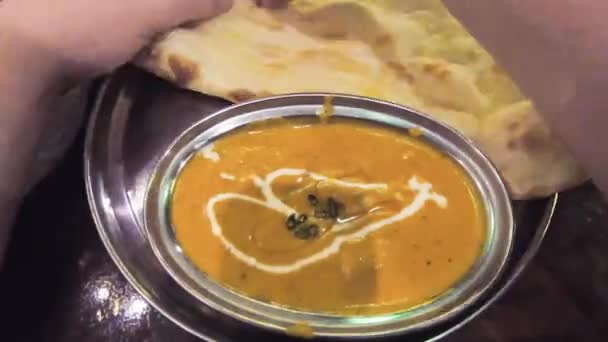 頭上のタイムラプス ナンパンは本格的なインドカレー チキンティッカマサラに浸されます — ストック動画