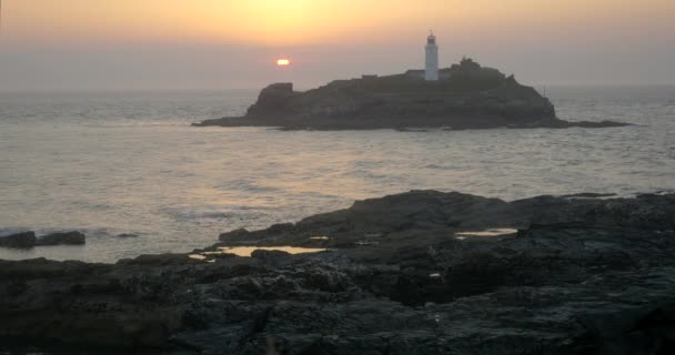 日没の美しい象徴的な灯台の風景ビュー スタティックショット — ストック動画