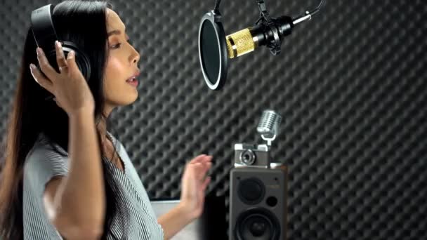 Asiatique Adolescent Femme Enveloppé Noir Cheveux Longs Chanter Une Chanson — Video