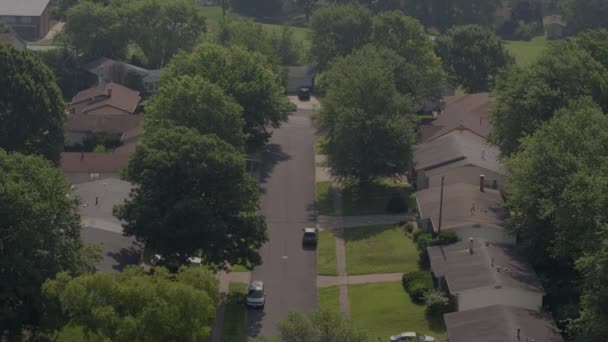 Luchtfoto Weg Trekken Door Een Voorstedelijke Straat Met Ranch Huizen — Stockvideo