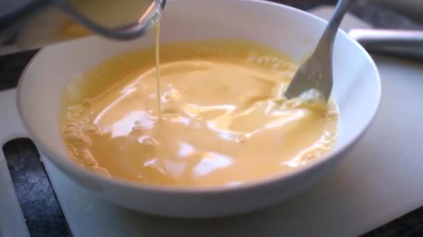 Приготовление Французского Десертного Крема Брюле Крупным Планом Добавление Сливок Яичный — стоковое видео