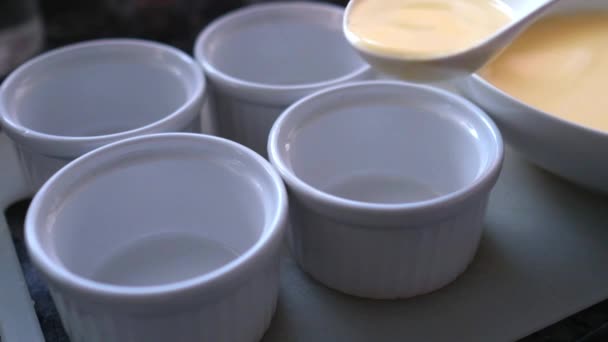 Maken Van Franse Dessert Crème Brulee Slow Motion Gieten Mengsel — Stockvideo