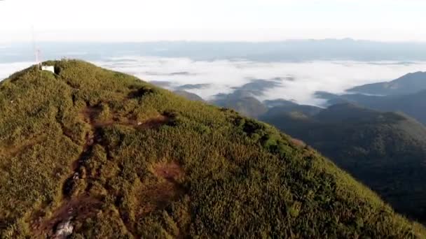 Torri Trasmissione Radio Sulla Cima Una Foresta Pluviale Montagna Tropicale — Video Stock