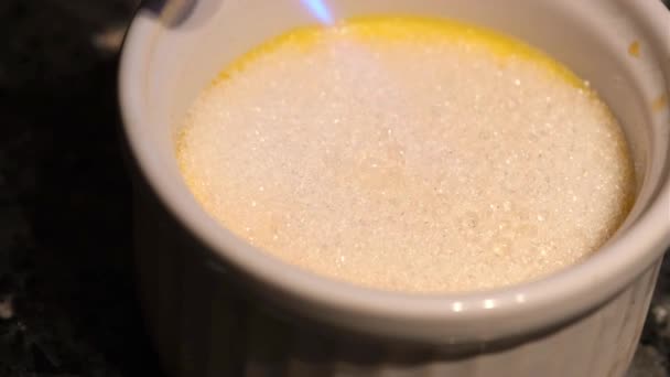 Adición Azúcar Blanco Parte Superior Preparación Para Porción Quemadura Crema — Vídeo de stock