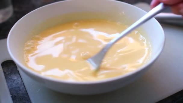 ゆっくりとした動きでフォークで攪拌混合物 卵黄とクリーム — ストック動画