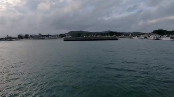 Pov Time Lapse Fra Forsiden Båden Cruising Ind Lille Havn – Stock-video