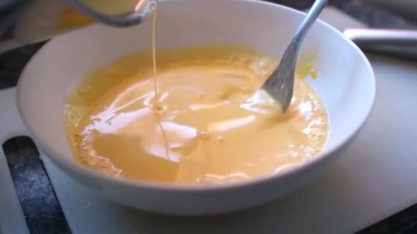 Προσθήκη Κρέμας Κρόκο Αυγού Διαφήμιση Ανάδευση Ένα Πιρούνι Αργή Κίνηση — Αρχείο Βίντεο