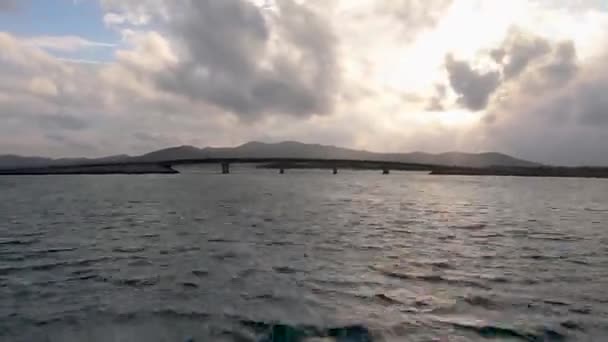 Pov Time Lapse Fra Foran Båden Cruising Forbi Navigationsmarkør Bro – Stock-video