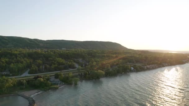 Luftaufnahme Des Blue Mountain Ontario Über Dem See Bei Sonnenuntergang — Stockvideo