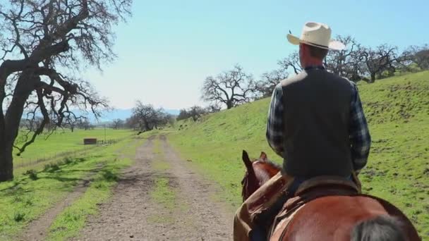 Medium Shot Van Cowboy Rijden Dat Langzaam Verbreedt Tot Een — Stockvideo