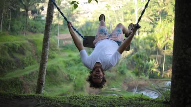Slow Motion Shot Male Caucasian Tourist Swinging Swing Rice Paddies — Vídeo de Stock