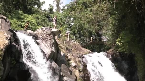 Slow Motion Tiro Penhasco Turistas Saltando Penhasco Uma Piscina Água — Vídeo de Stock