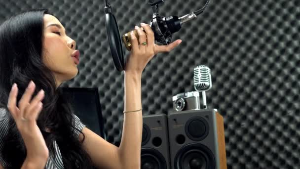 Asian Teenager Woman Envolto Cabelo Longo Preto Cantar Uma Música — Vídeo de Stock