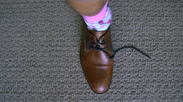 Mann Zieht Herunterfallende Socken Hoch Und Bindet Sich Die Schuhe — Stockvideo