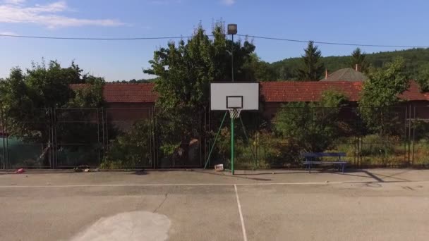 Tom Basketplan Som Flyger Mot Korgen — Stockvideo