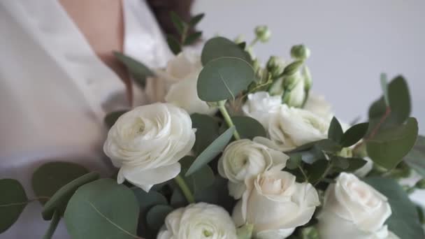 Закрыть Движущийся Снимок Невесты Белом Платье Держащей Букет Белых Роз — стоковое видео