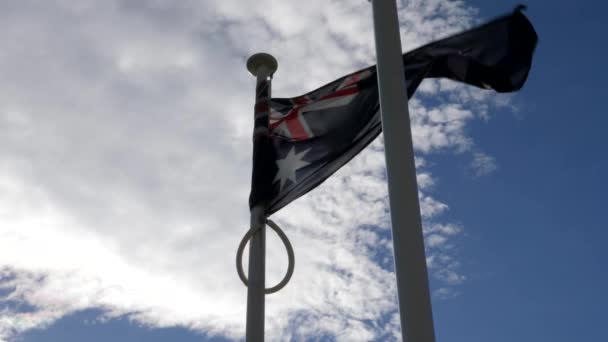 Αργή Κίνηση Της Αυστραλίας Σημαία Φυσάει Πίσω Από Ένα Άλλο — Αρχείο Βίντεο