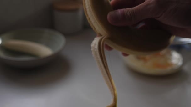 Mouvement Lent Personne Pelant Banane Fraîche Sur Banc Cuisine Avec — Video