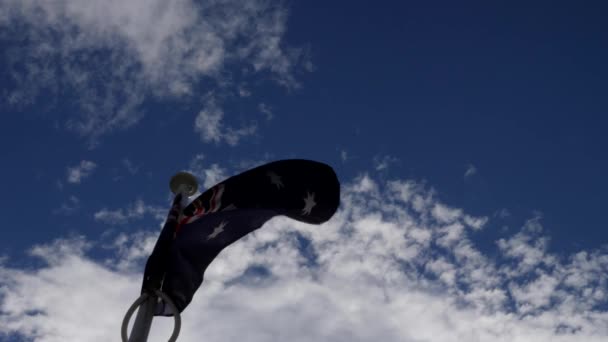 Kijkend Naar Australische Nationale Vlag Waait Paal Tijdens Winderige Dag — Stockvideo