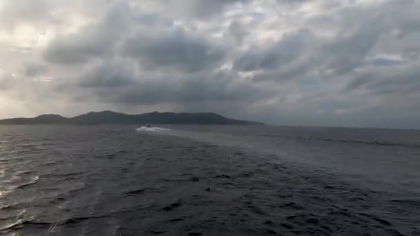 Zeitraffer Eines Bootes Das Einem Bewölkten Tag Mit Grauem Himmel — Stockvideo