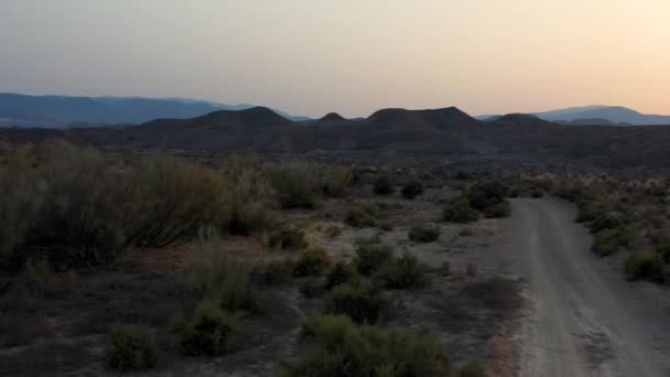 Almeria Deserto Tabernas Montanhas Vegetação Deserto Subindo Drone Rotativo — Vídeo de Stock