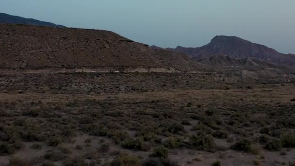 Tabernas Wüste Almeria Spanien Dämmerung Mit Durchfahrenden Autos Tief Fliegende — Stockvideo