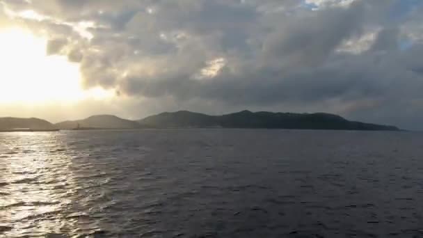 Вторая Лаппа Лодки Обертаючись Відкрите Море Сонячним Блиском Окінава — стокове відео