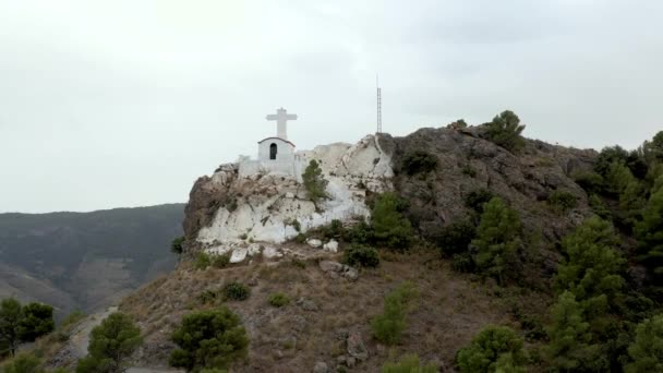 Turister Stenig Bergstopp Med Liten Vit Kyrka Spanien Låg Parallax — Stockvideo