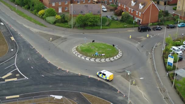 英国警察面包车穿过回旋道的静态航拍 — 图库视频影像