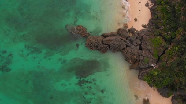 一个寂寞的海滩自上而下的景象 — 图库视频影像