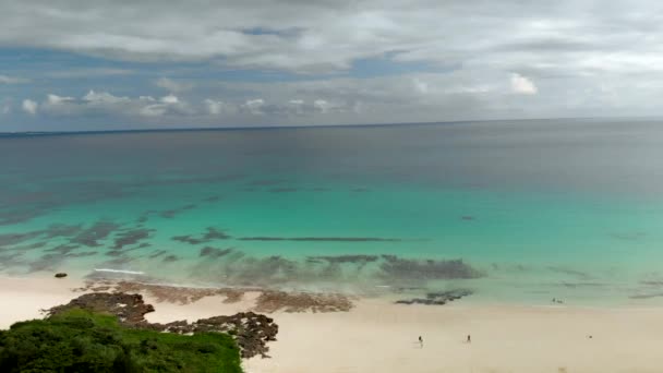 Okinawa Japonya Turkuaz Suyla Tropikal Bir Plajda Yürüyen Insanların Panoramik — Stok video