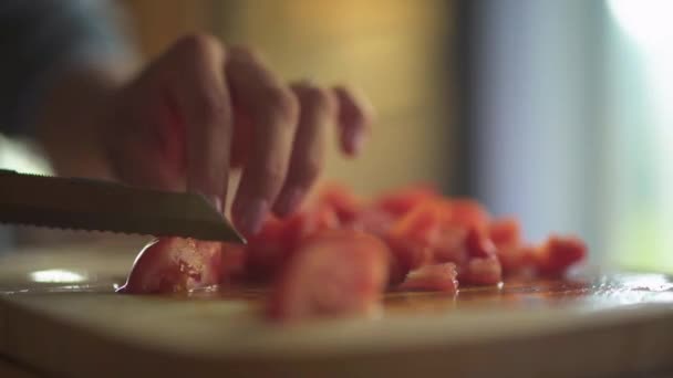 Zbliżenie Ręki Kobiety Krojącej Pomidory Małe Kawałki Przed Odłożeniem Noża — Wideo stockowe