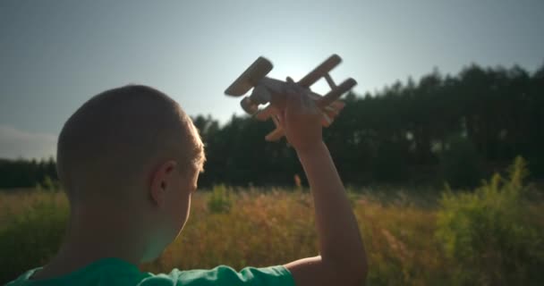 Jonge Jongen Die Een Vliegtuig Bestuurt Het Land — Stockvideo