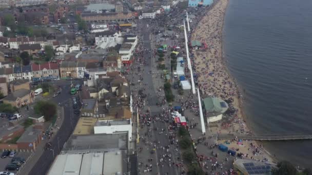 Southend Shakedown Spiaggia Trafficata Città Alto Angolo Aereo Seguente Linea — Video Stock