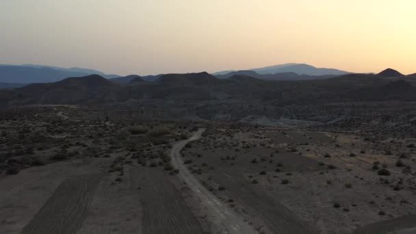 Desierto Tabernas Almería Dron Bajando Rápidamente Hacia Barranco Pista Tierra — Vídeo de stock