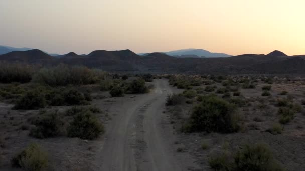 Öknen Tabernas Almeria Spanien Låg Vinkel Efter Smuts Spår Mot — Stockvideo