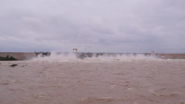 Tung Översvämning Vatten Som Släpps Från Narayanpur Dammen Eller Reservoaren — Stockvideo