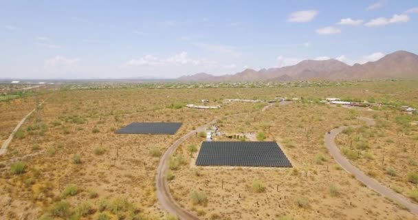 Luchtfoto Van Een Afstand Drone Afdaling Een Scala Aan Zonnepanelen — Stockvideo