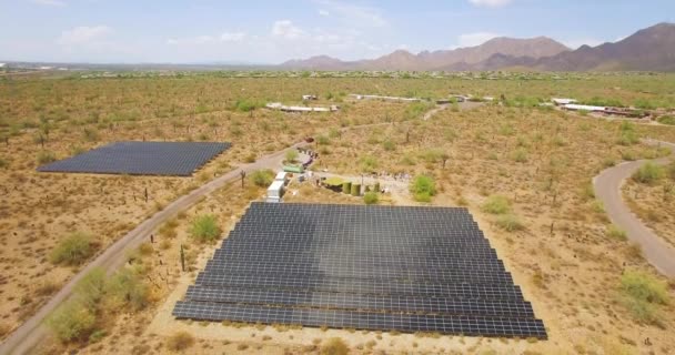 亚利桑那州斯科茨代尔市Taliesin West附近Sonoran沙漠中太阳能电池板上的空中下降 替代能源 太阳能 — 图库视频影像
