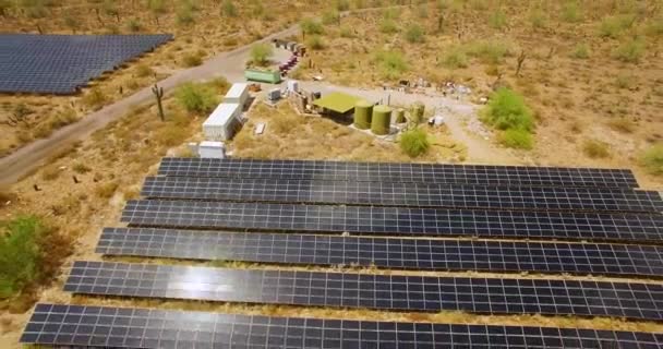 Luchtfoto Van Dichtbij Terugtrekken Uit Een Reeks Zonnepanelen Sonoran Woestijn — Stockvideo