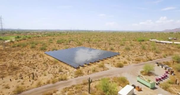 アリゾナ州スコッツデールのタリエシン西近くのソノラ砂漠の太陽電池パネルの配列上の航空機の急速な押し込み コンセプト 代替エネルギー 太陽光発電 — ストック動画