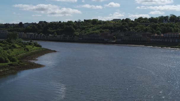 Flygfoto Över Floden Medway Med Ett Stigande Avslöjande Rochester Castle — Stockvideo