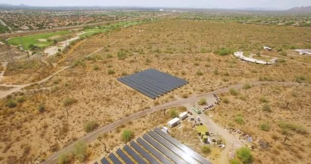 亚利桑那州斯考茨代尔市Taliesin West附近Sonoran沙漠的一系列太阳能电池板上的高空高角拉向后 替代能源 太阳能 — 图库视频影像