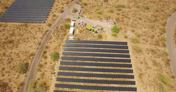 在亚利桑那州斯科茨代尔市Taliesin West附近的Sonoran沙漠中 空中无人驾驶飞机降落在一系列太阳能电池板上 替代能源 太阳能 — 图库视频影像