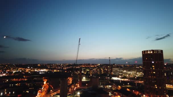 有月亮背景的城市景观的黄昏到夜晚 — 图库视频影像