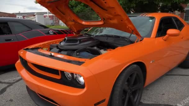 Dodge Challenger Orange Gimbal Strzał Pokazie Samochodów — Wideo stockowe